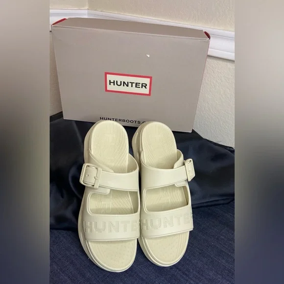 Woman Hunter Slides-10m - Picture 3 of 9